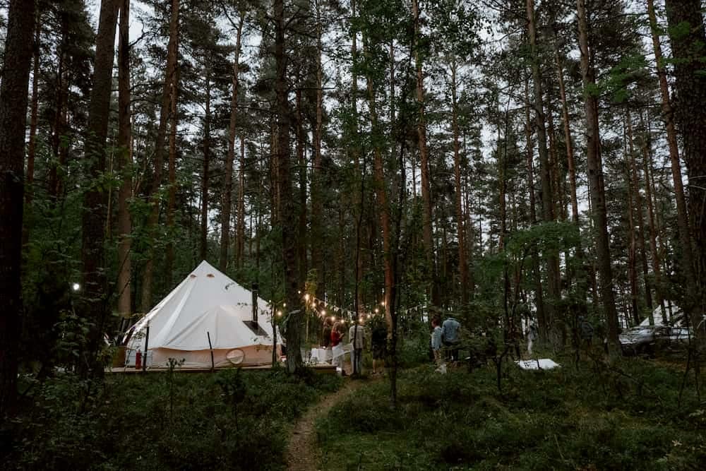 Hochzeit im Freien, draussen feiern, Open Air Hochzeit, Freiluftveranstaltung, Gartenhochzeit, Zelthochzeit, Hochzeitsplanung, Glamping, Gartenhochzeit, Glamping Hochzeit