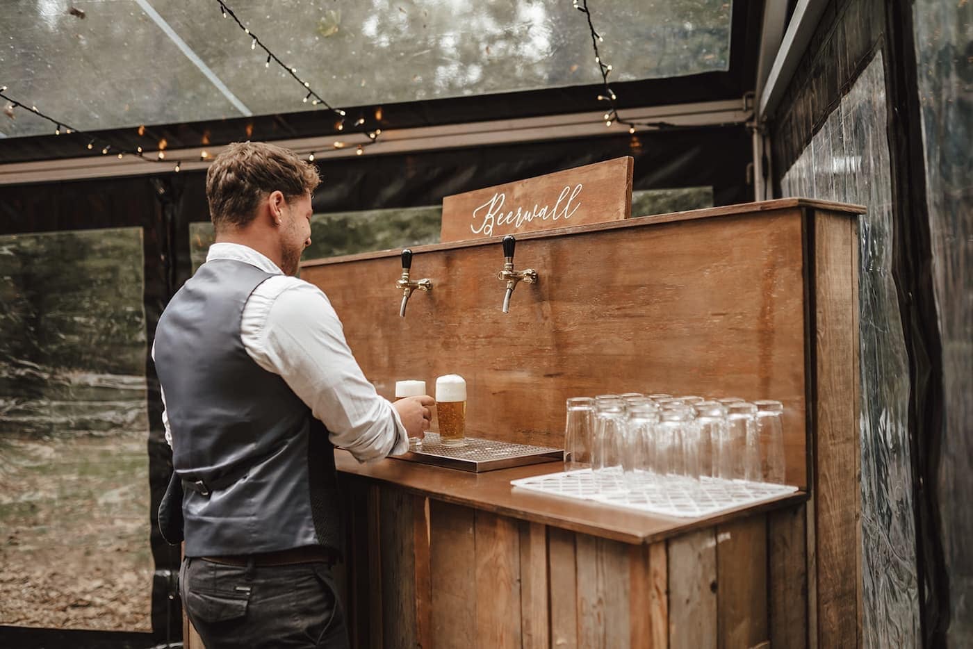 Detail einer Holzbar als Teil eines durchdachten Wedding-Design-Konzepts