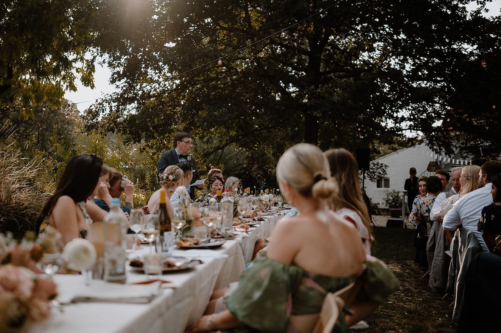 Private Party mit langer Tafel unter freiem Himmel – atmosphärische Eventplanung