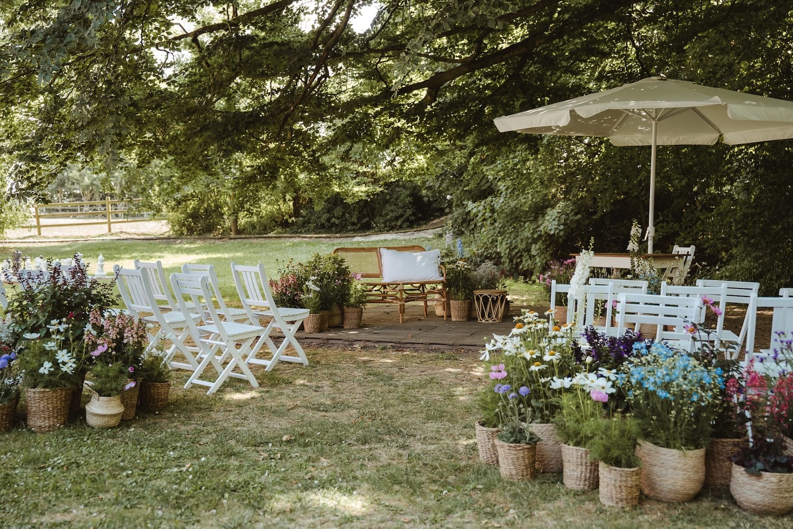 Outdoor Trauung mit natürlichem Hochzeitsdesign und stimmigem Wedding Design Konzept