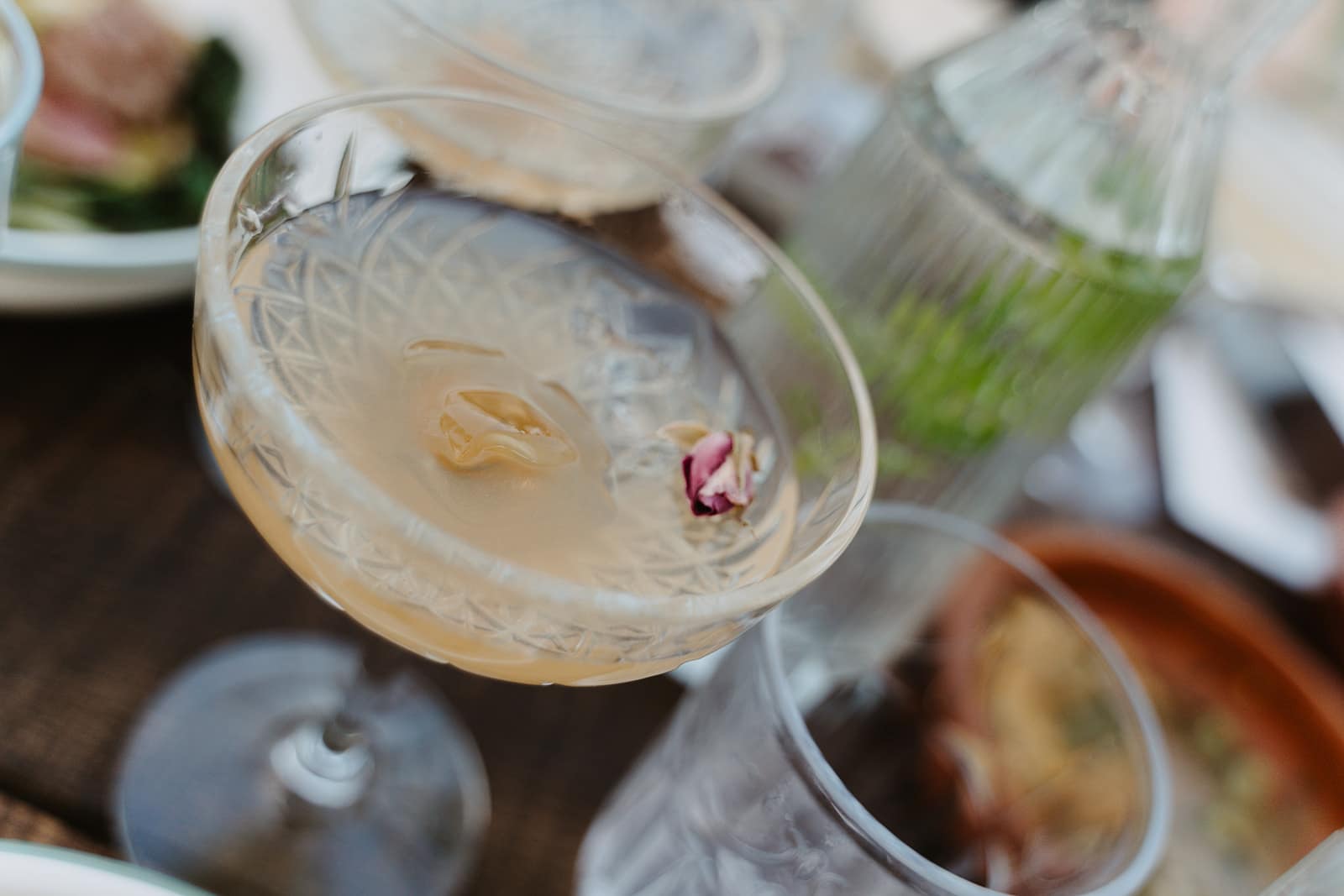 Detail eines Signature Cocktails bei einer Outdoor-Hochzeit mit natürlicher Dekoration aus Wildflowers und Wiesenblumen.