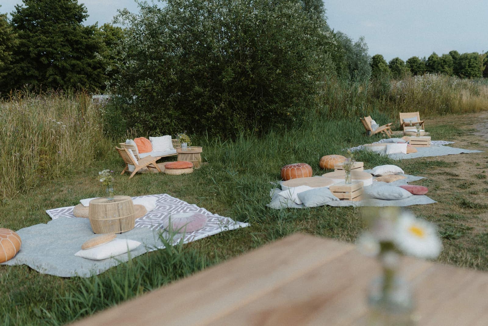 Outdoor Lounge einer Gartenhochzeit als Beispiel für die Philosophie der Hochzeitsplanung mit entspannter Atmosphäre und natürlichen Sitzbereichen.