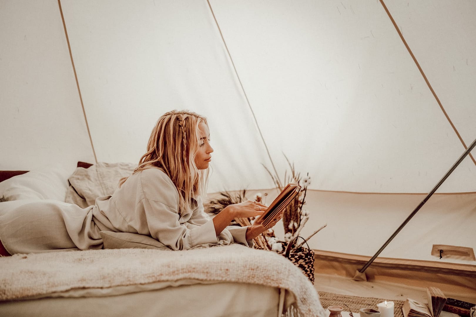 Zeremonienmeister begleitet eine Hochzeit vor Ort und behält Abläufe und Details im Blick