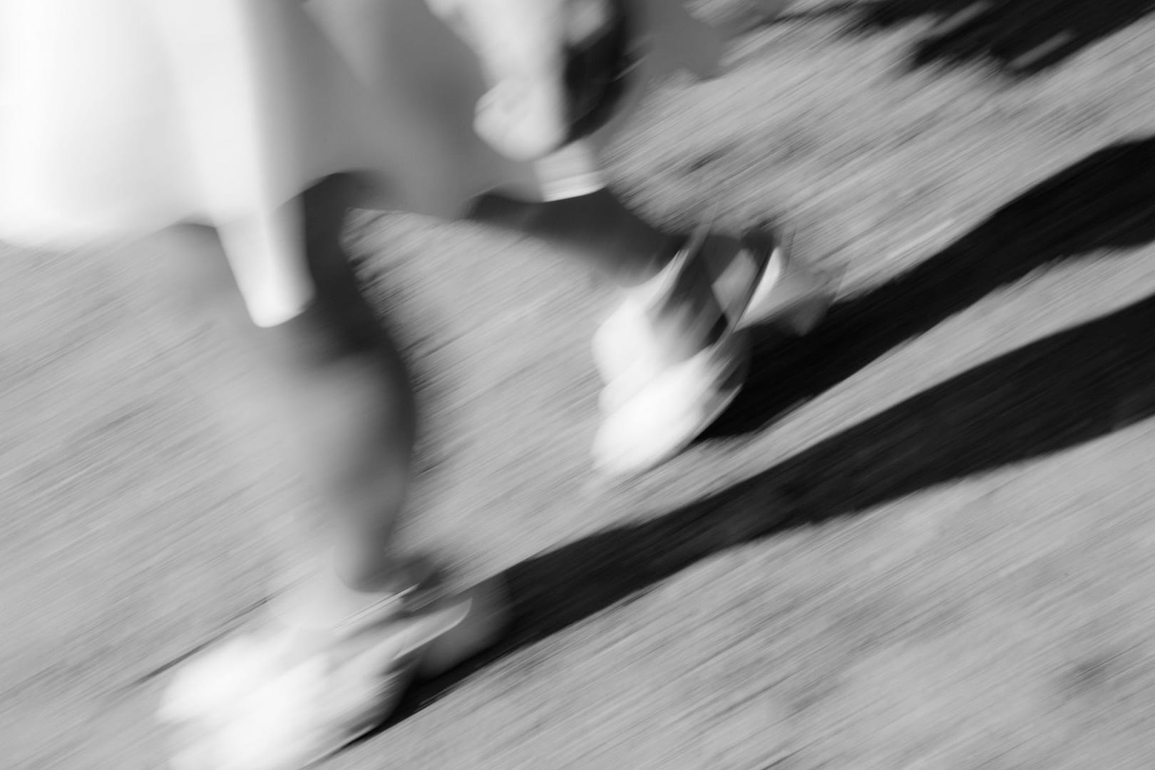 Bewegter Moment einer modernen Hochzeit – ungezwungen, nah und echt