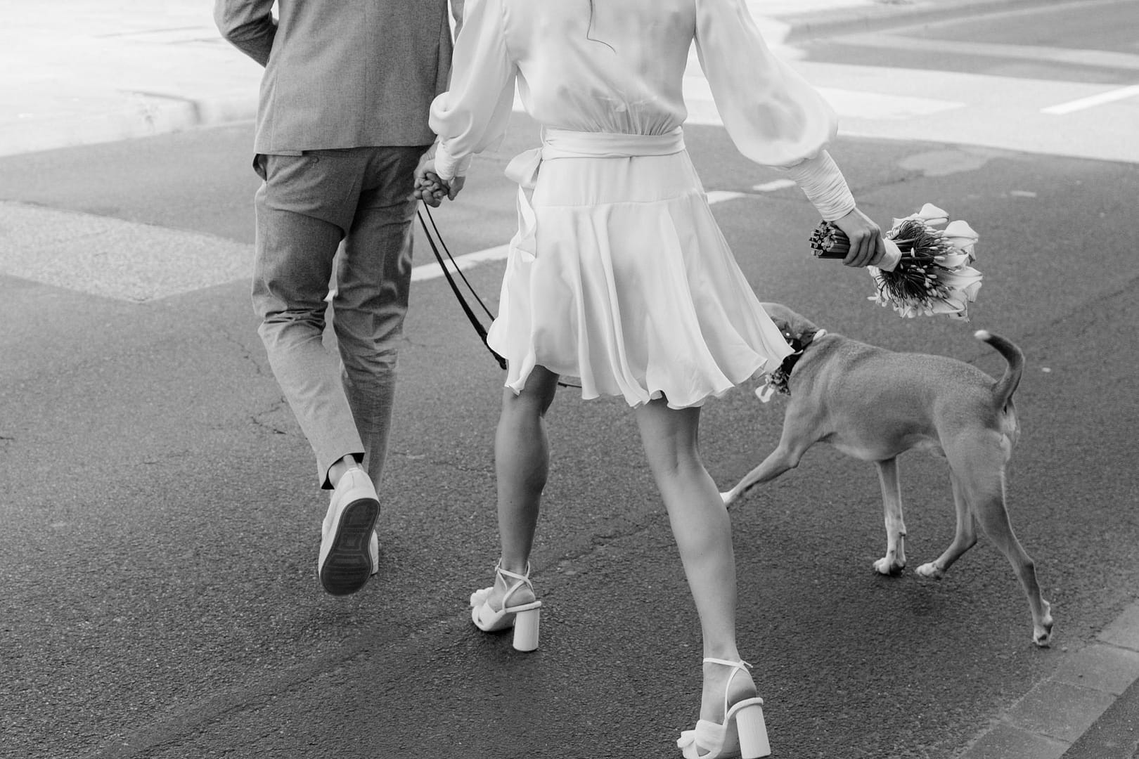 Brautpaar unterwegs mit Hund – Hochzeit im eigenen Tempo und fernab klassischer Abläufe