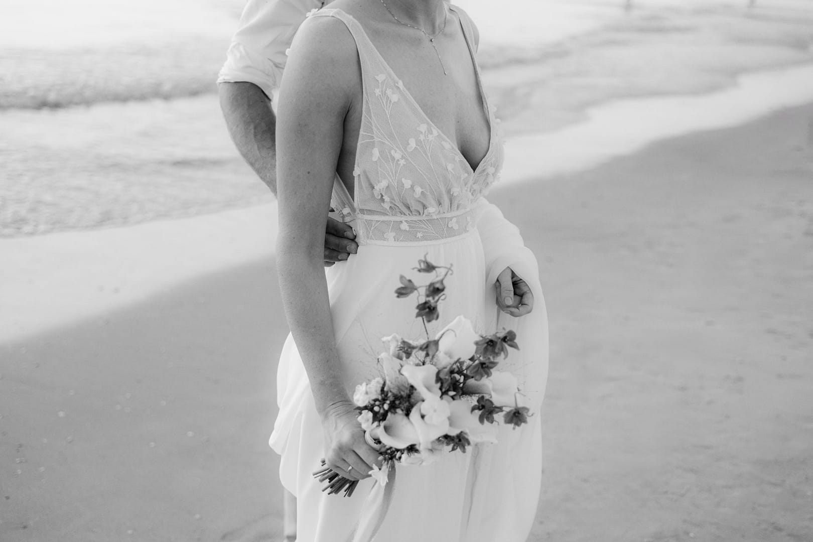 Braut mit Blumenstrauß bei einer modern geplanten Hochzeit