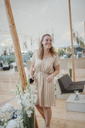 Weddingplanner bei der Event- und Hochzeitsplanung vor Ort – Koordination und Vorbereitung einer besonderen Zelthochzeit.