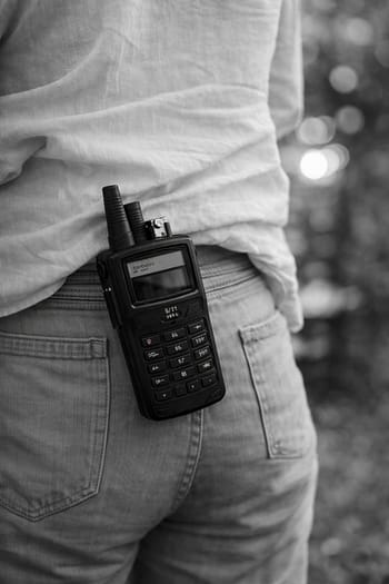 Walkie-Talkie am Gürtel eines Weddingplanners zur Koordination einer Hochzeit
