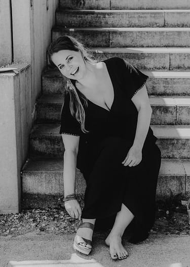 Weddingplanner bei der Vorbereitung eines Outdoor Events vor Ort