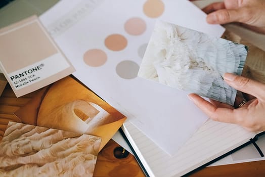 Moodboard mit Farben und Materialien zur Entwicklung eines Hochzeitskonzepts durch einen Weddingplanner