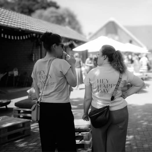 Weddingplanner Team von Hey Happy Day im Reportage-Moment – authentische Hochzeitsplanung im Hintergrundgeschehen.