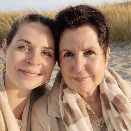 Zwei Hochzeitsplanerinnen des Teams von Hey Happy Day am Strand