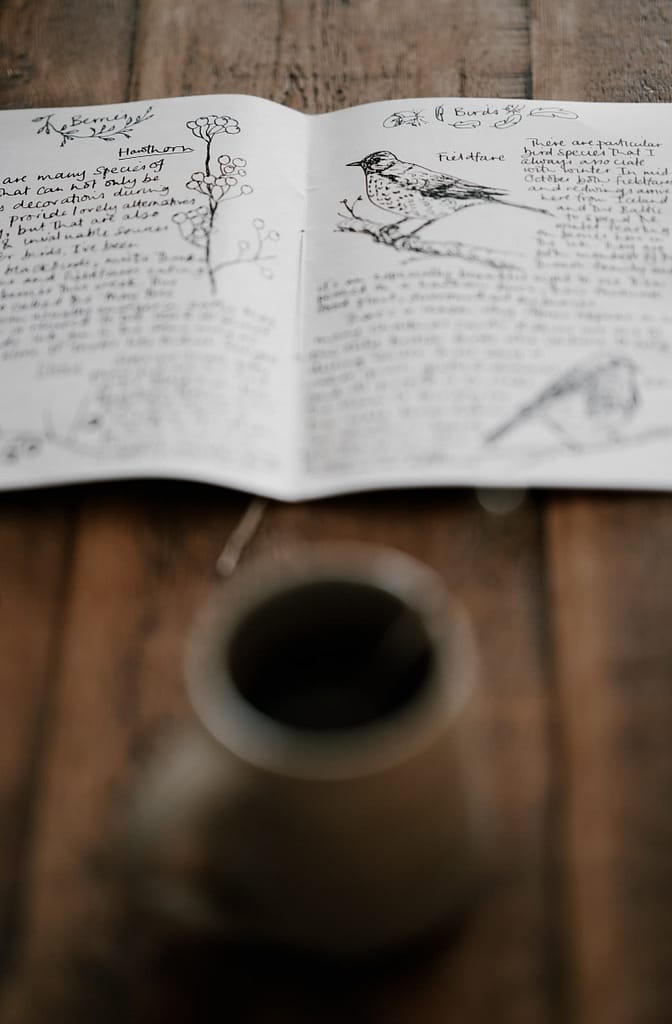 Intime Hochzeitsplanung in Holland – handgeschriebenes Notizbuch auf Holztisch als Symbol für persönliche Geschichten und echte Momente