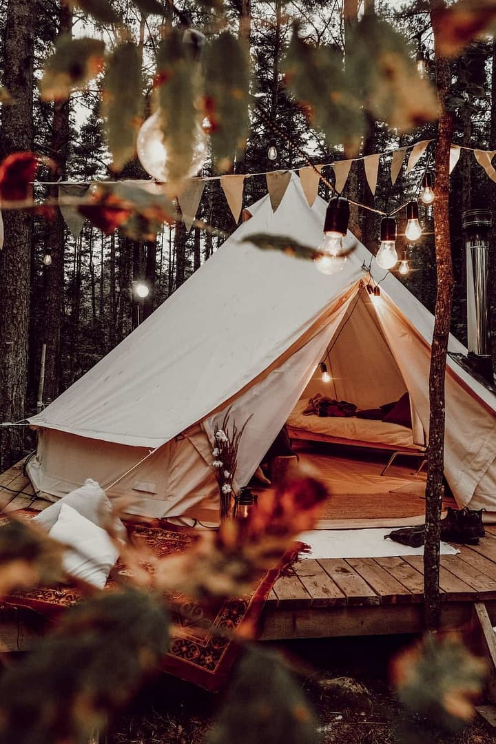 Zeltsetting als Teil eines mehrtägigen Hochzeitswochenendes