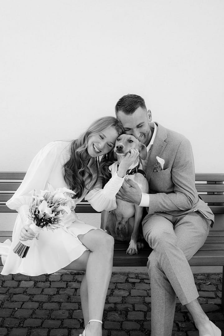 Emotionales Paarporträt mit Hund als Teil einer bewusst und persönlich gestalteten Hochzeit