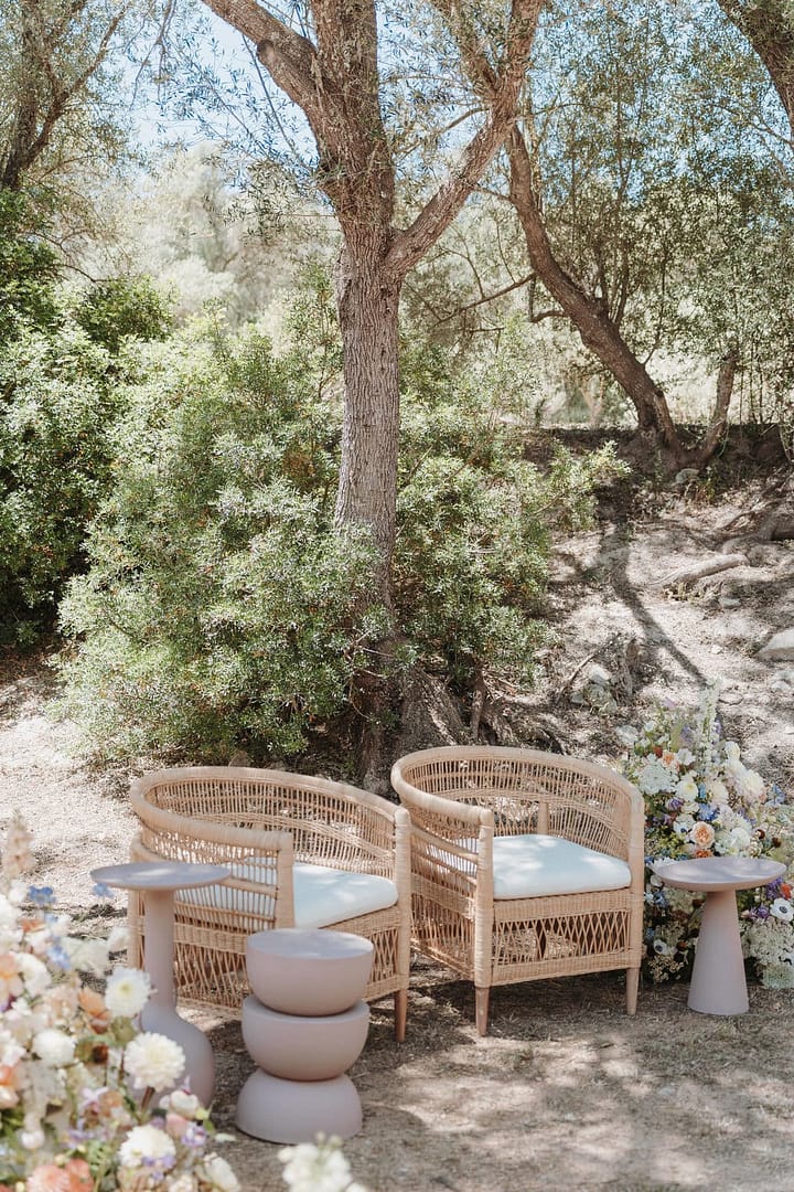 Outdoor-Lounge-Setting unter Bäumen bei einer Hochzeit im Rahmen einer Full-Service Hochzeitsplanung