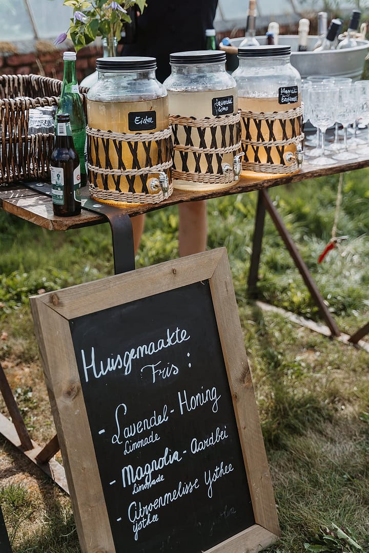 Liebevoll gestaltete Getränkestation bei einer Outdoor Hochzeit mit freiem Ablauf