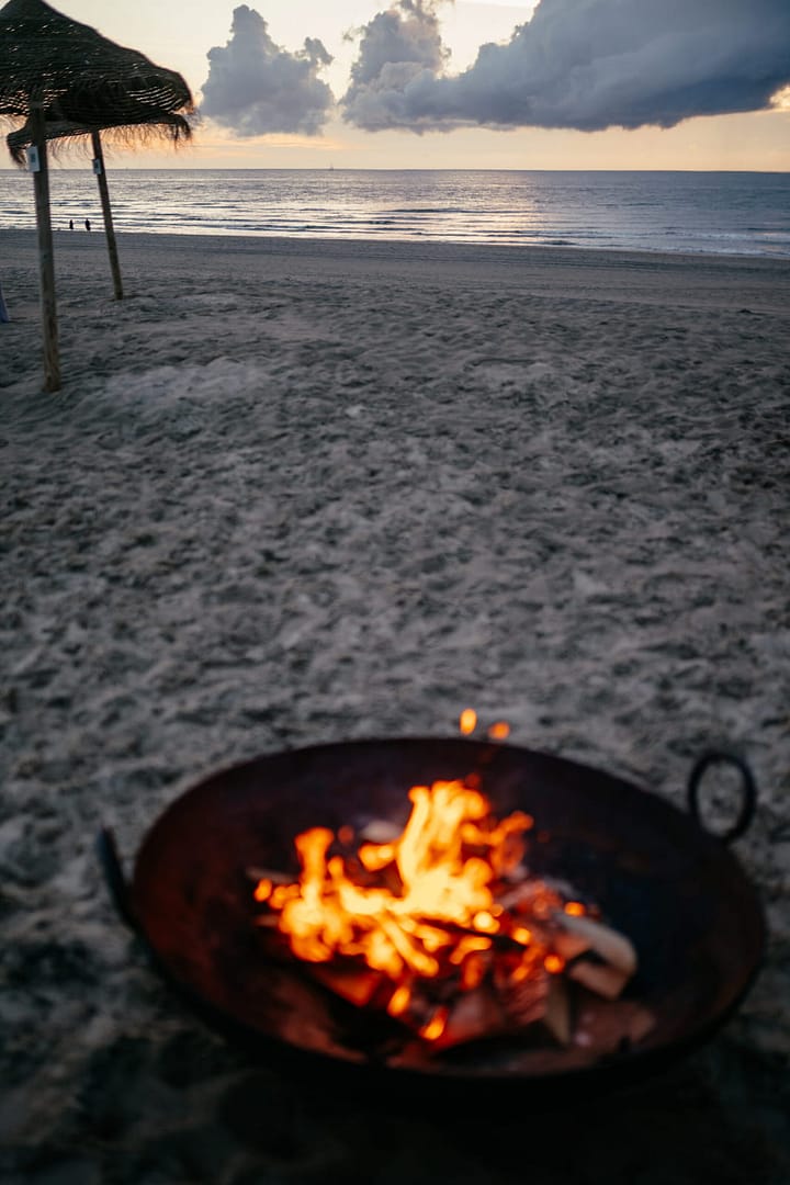 Lagerfeuer am Strand bei einer Hochzeit in Holland – entspannte Abendstimmung als Teil eines Wedding Weekends am Meer.