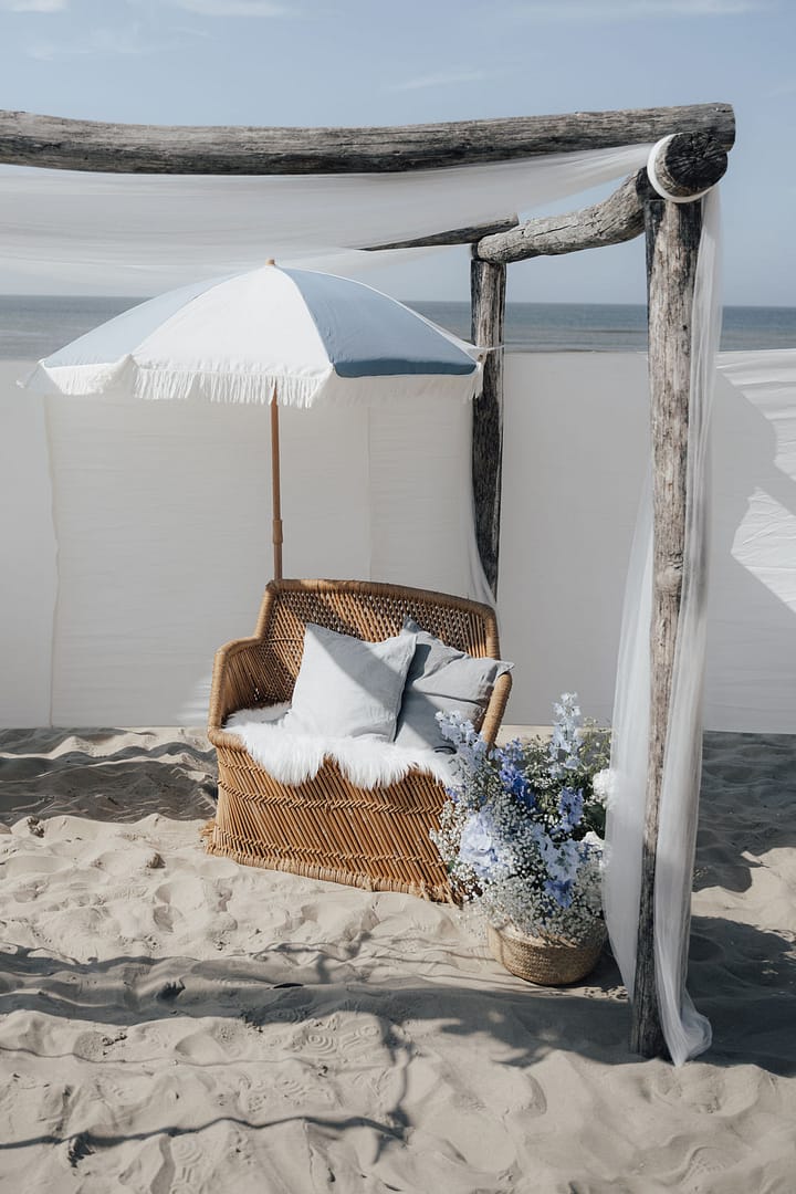 Lounge-Bereich am Strand bei einer Hochzeit in Holland