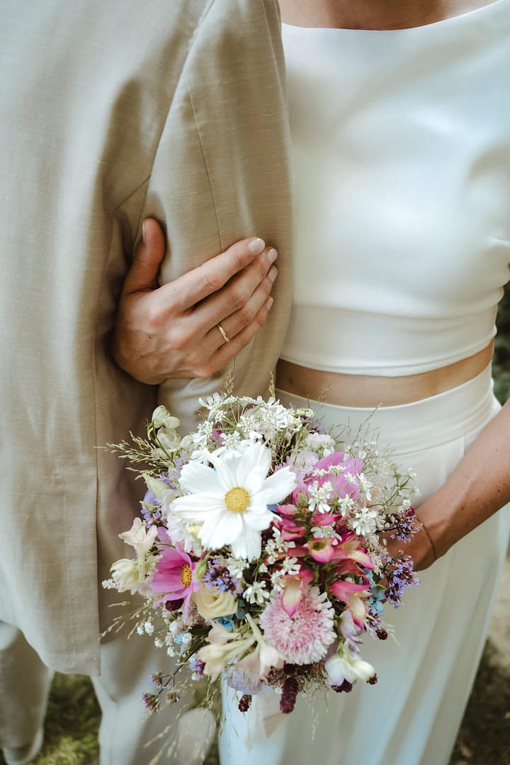 Brautstrauß in natürlicher Farbpalette – moderne Hochzeit mit persönlicher Handschrift