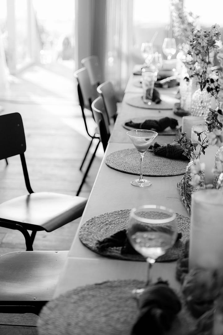 Lange gedeckte Tafel bei einer Hochzeitsfeier