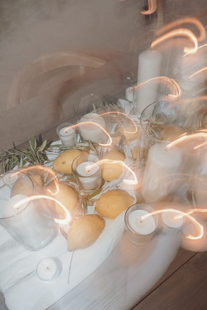 Detailaufnahme von Kerzen und Tischdekoration als atmosphärisches Element einer Hochzeit