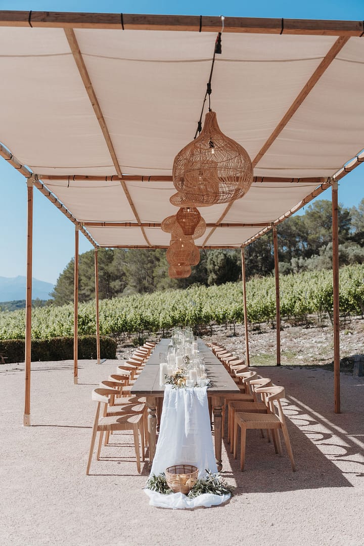 Lange Hochzeitstafel in einer durch den Locationscout ausgewählten Location