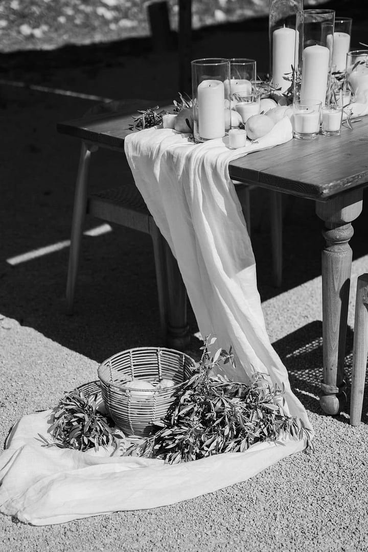 Detail einer stilvollen Tischdekoration mit Kerzen bei einer Outdoor Wedding auf Mallorca – geplant im Rahmen einer Full-Service Hochzeitsplanung
