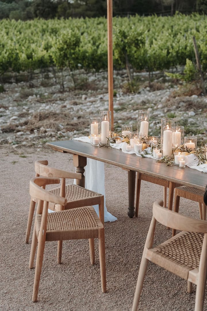 Tischdetail mit Kerzen bei einer Outdoor Hochzeit – stimmungsvolle Vorbereitung für ein Wedding Weekend