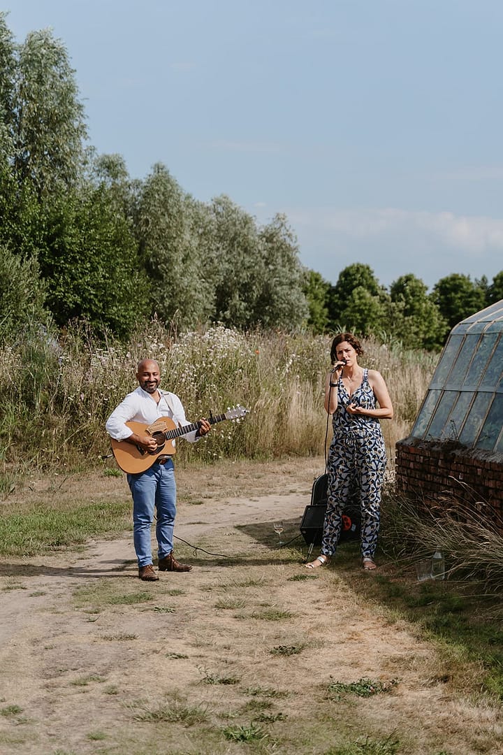 Live Musik beim Get Together einer Outdoor Hochzeit im Grünen
