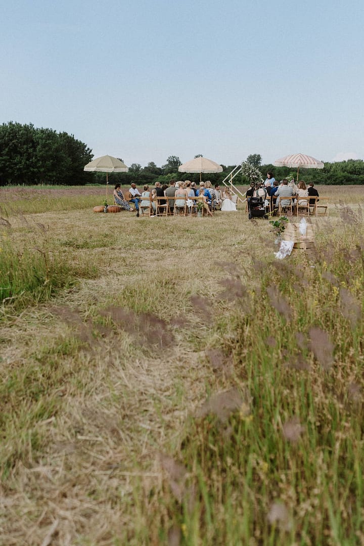 Freie Trauung mit Gästen bei einer Outdoor Hochzeit auf einer Wiese