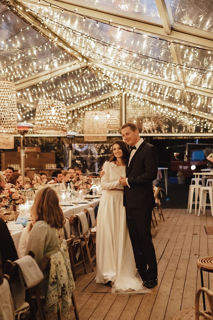 Zelthochzeit mit Dinner unter Lichterketten – Full-Service Hochzeitsplanung von Hey Happy Day