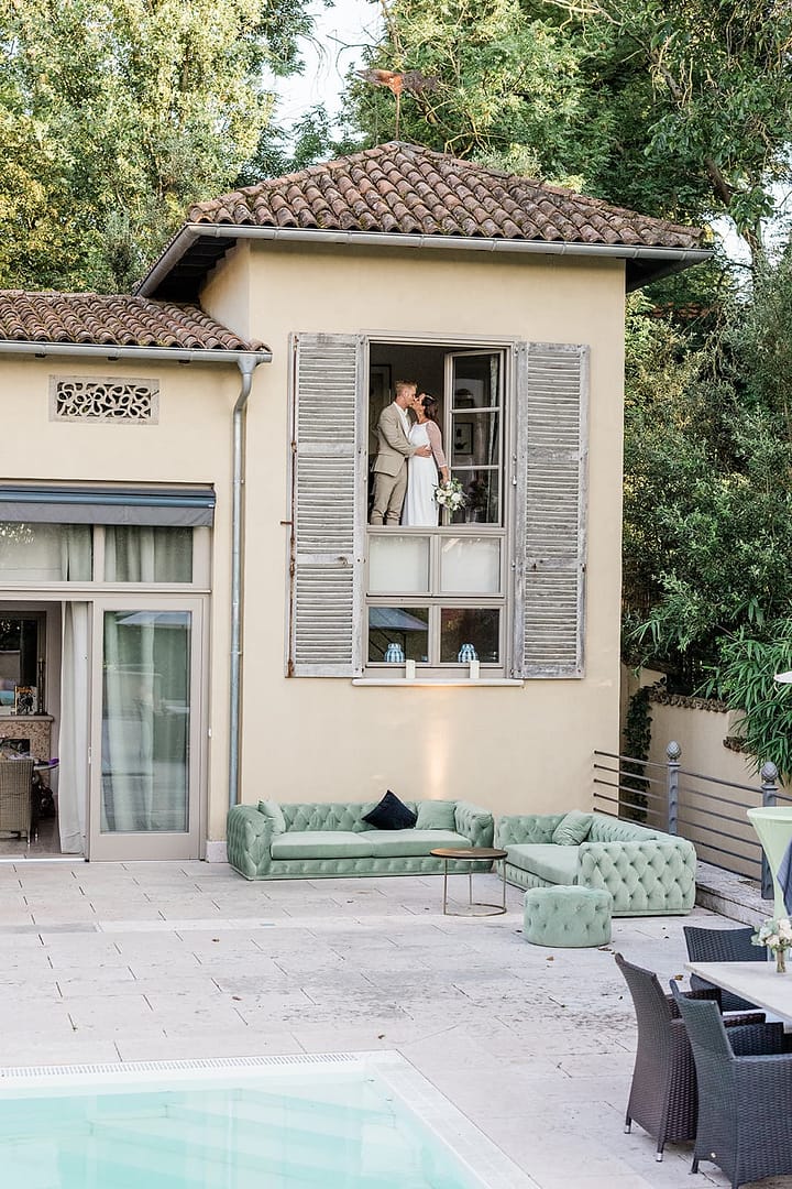 Brautpaar genießt ruhigen Moment während eines entspannten Hochzeitswochenendes in privater Villa mit Pool
