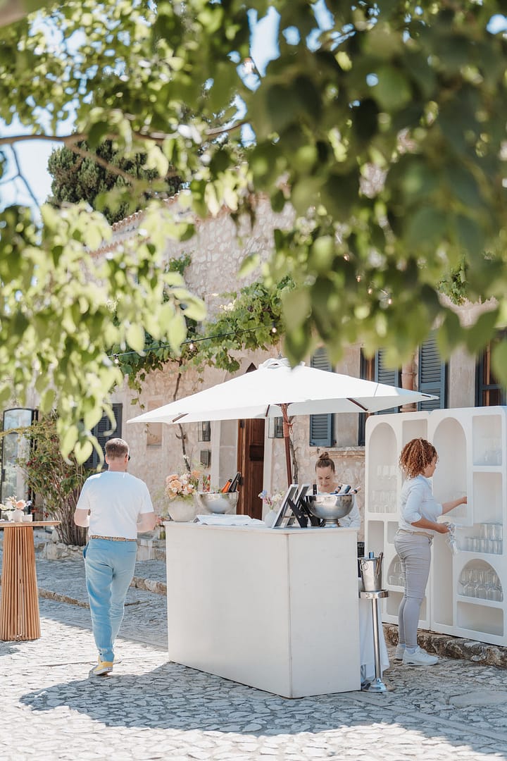 Professionell organisierte Bar bei einer Destination Wedding auf Mallorca – Hochzeitsplanung und Eventplanung auf einer Finca unter freiem Himmel