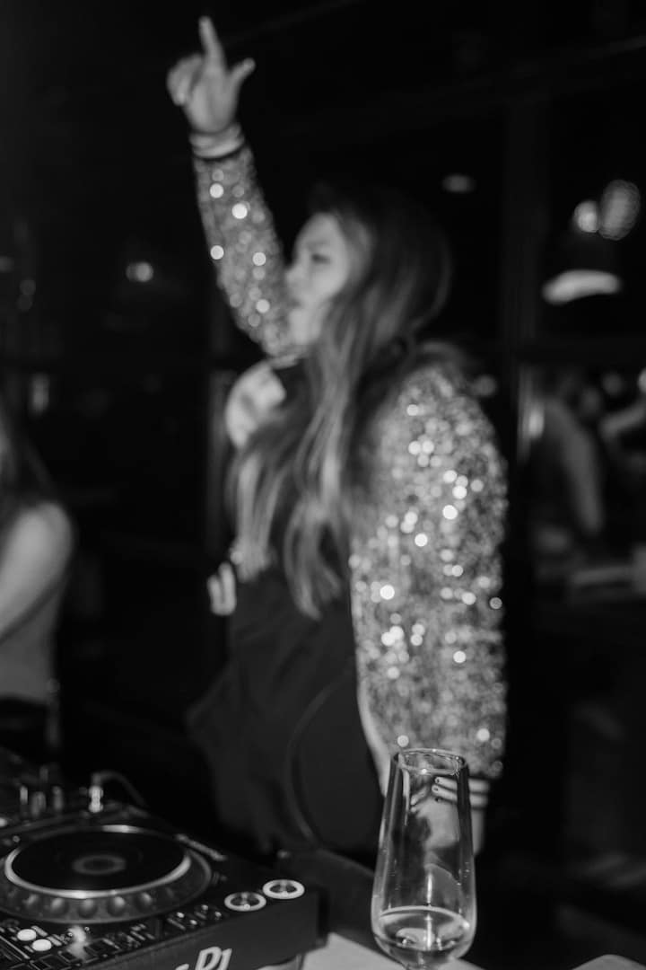Hochzeitsparty bei einer Destination Wedding auf Mallorca mit Tanzfläche und Abendbeleuchtung, geplant durch erfahrene Eventplaner