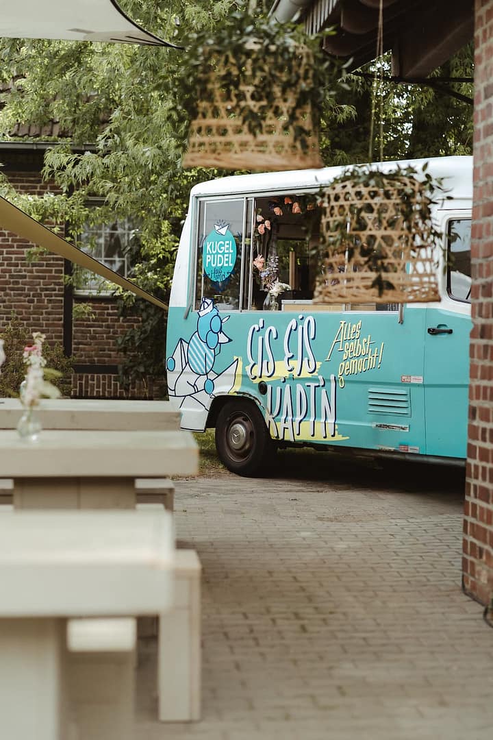 Foodtruck als Teil einer exklusiven Zelthochzeit auf Private Estate – entspannte Gartenhochzeit mit individuellem Catering, Wedding Weekend Konzept und ganzheitlicher Event- und Hochzeitsplanung.