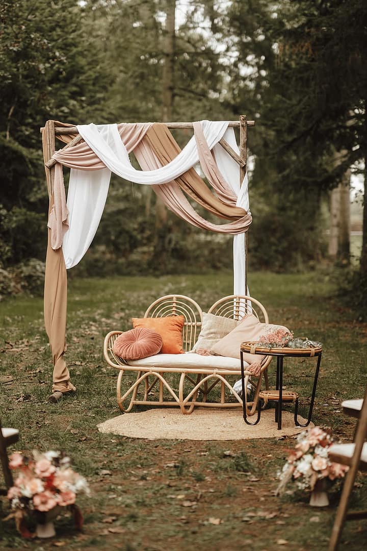 Traubogen und Lounge bei freier Trauung – individuell geplante Gartenhochzeit im Grünen