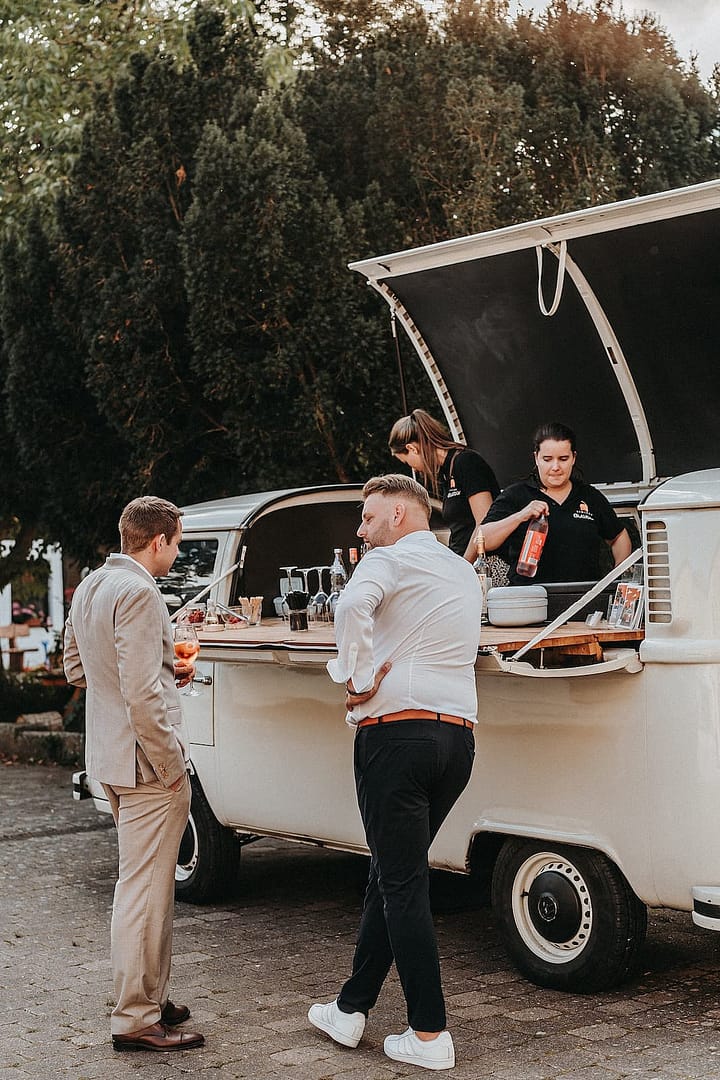 Foodtruck und VW Bulli Bar bei einer Gartenhochzeit zu Hause, ideal für ungezwungene Feste im privaten Umfeld.