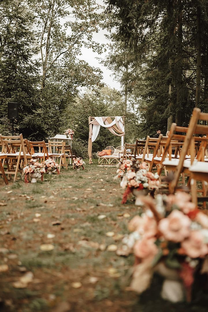 Freie Trauung im Wald mit liebevoller Bestuhlung – Gartenhochzeit als Teil eines entspannten Wedding Weekends