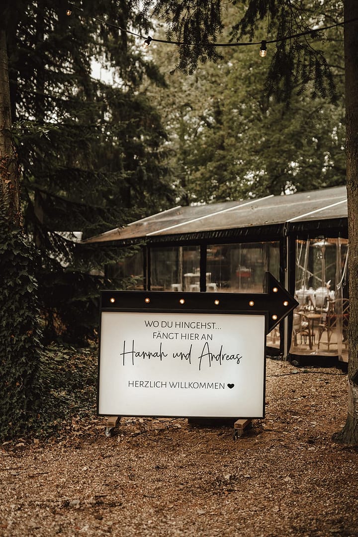 Willkommensschild bei Hochzeit im Wald – persönlich gestaltete Waldhochzeit mit Liebe zum Detail