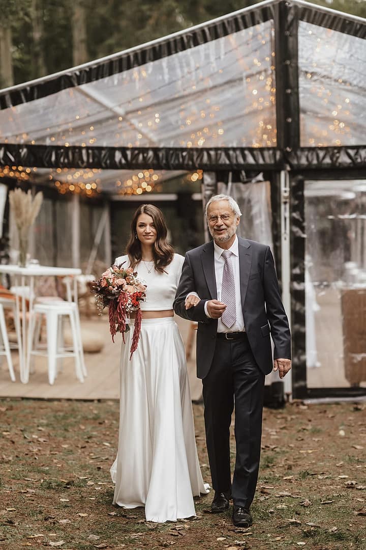 Einzug der Braut bei Gartenhochzeit mit Zelt – emotionale Outdoor Hochzeit auf privatem Anwesen