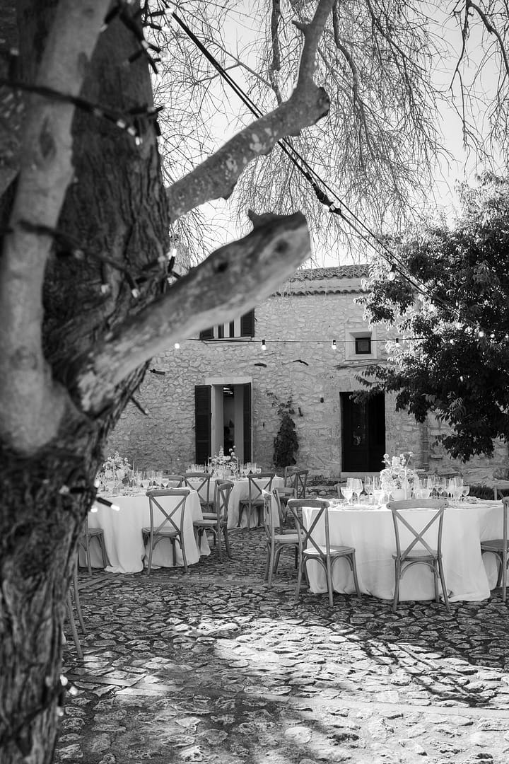 Wedding Weekend auf Mallorca mit Gästen unter freiem Himmel – Destination Wedding mit klarer Eventplanung und strukturierter Hochzeitsplanung