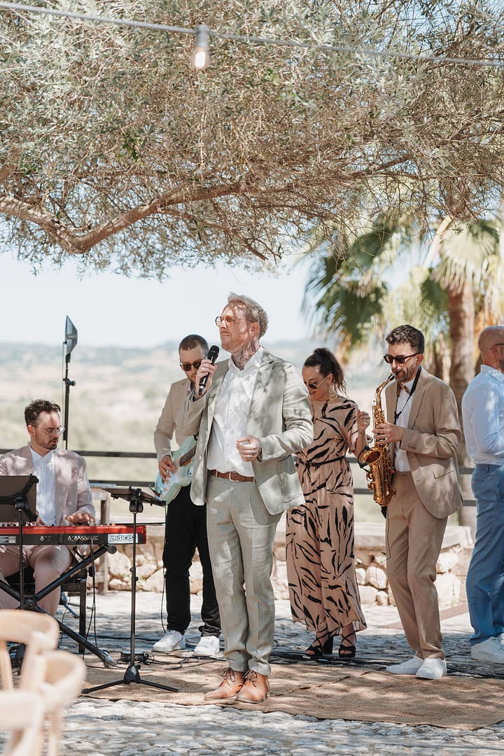 Liveband Nachklang Varienty beim Outdoor Empfang einer Destination Wedding auf Mallorca – Eventplaner und Hochzeitsplaner für internationale Hochzeiten