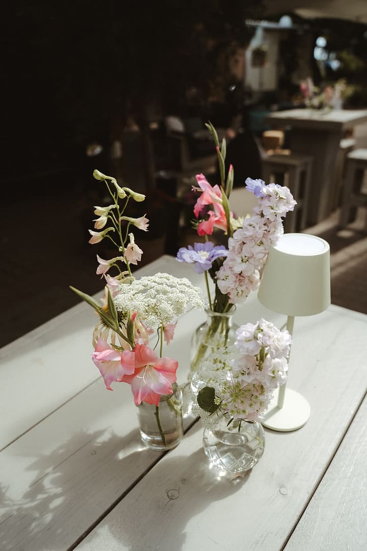 Detailaufnahme einer Zelthochzeit auf privatem Hof im eigenen Garten – individuelle Hochzeitsplanung von A-Z