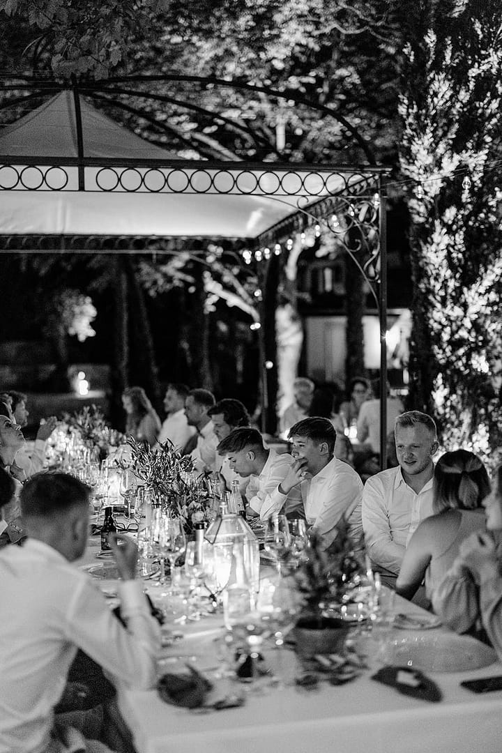 Abendessen unter freiem Himmel bei einem sommerlichen Hochzeitswochenende mit Freunden und Familie