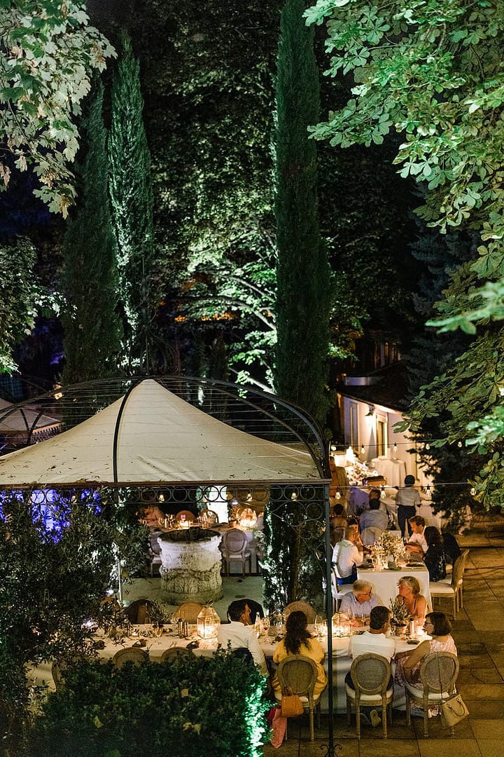 Abendliche Dinner-Atmosphäre bei einem Hochzeitswochenende im Grünen