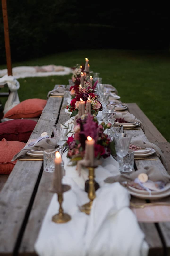 Natürliche Outdoor-Location im Abendlicht als Teil eines ganzheitlich geplanten Hochzeitswochenendes in einem großen Ferienhaus.