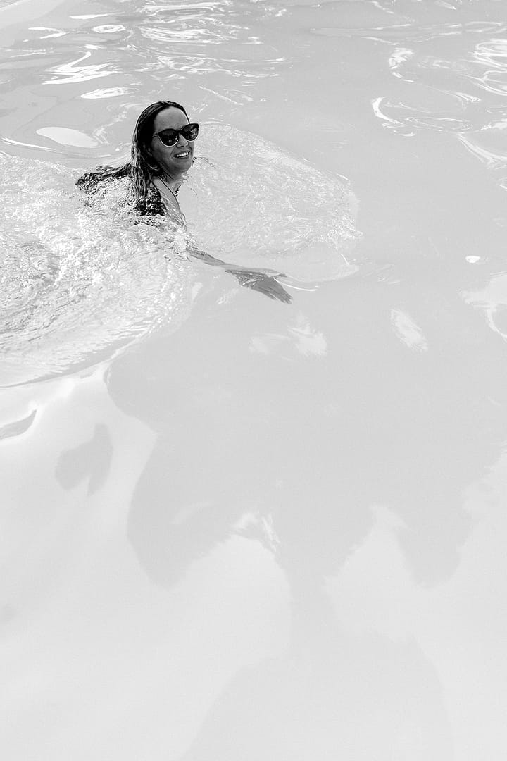 Entspannte Poolmomente als Teil eines sommerlichen Hochzeitswochenendes