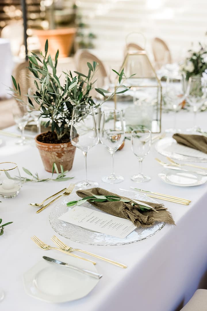 Natürliche mediterrane Tischdekoration für ein entspanntes Hochzeitswochenende im Sommer