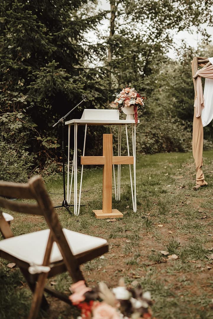 Zeremonie-Setup für kirchliche Trauung im Grünen – Hochzeitsplanung für kirchliche Hochzeiten im Freien